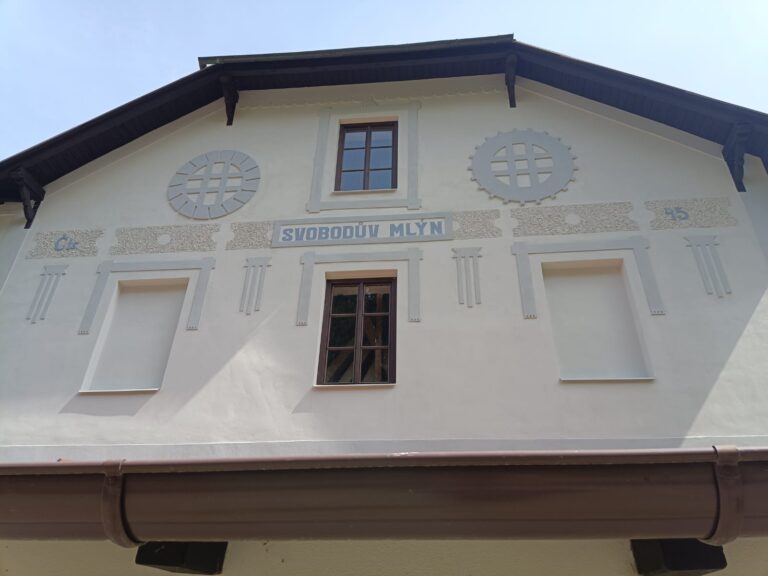 Detail štítové fasády historické budovy