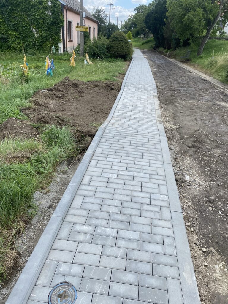 Chodník ze zámkové dlažby podél zeleně