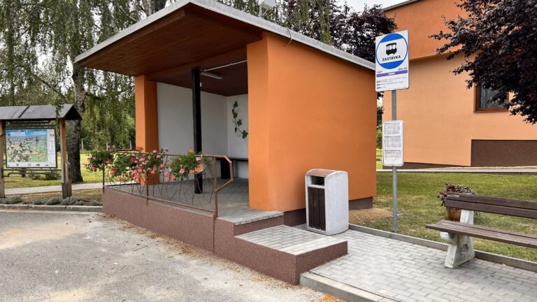 Vstupní schodiště s přístřeškem u oranžové budovy