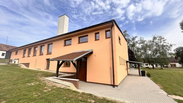 Oranžová budova se vstupním přístřeškem