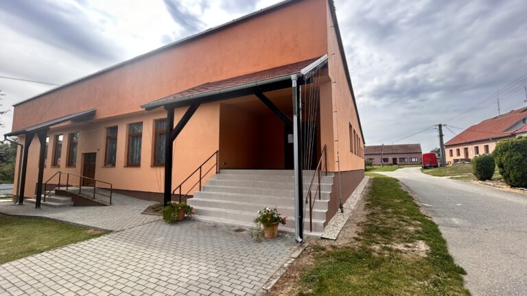 Přístřešek nad vstupem a zpevněný chodník