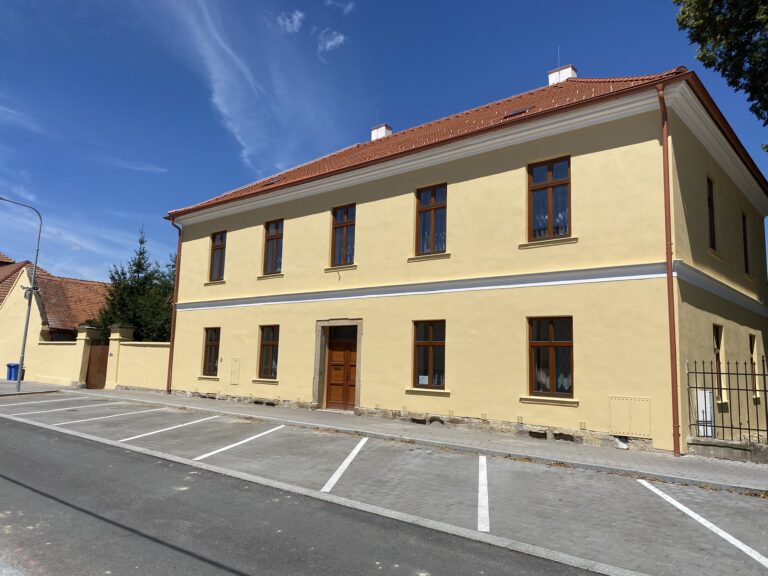 Dvoupodlažní budova se žlutou fasádou