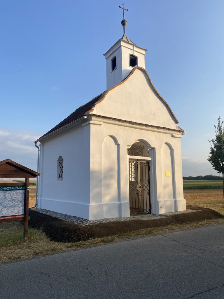 Boční pohled na kapli se zvoničkou