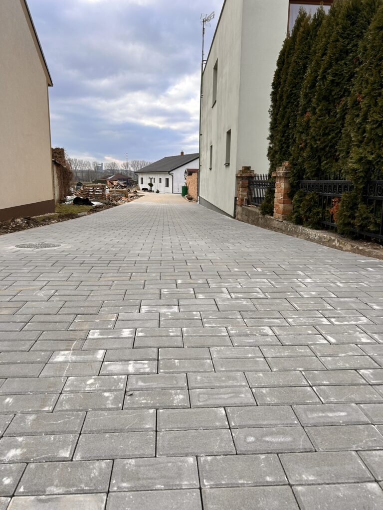 Dlážděná plocha podél fasády domu