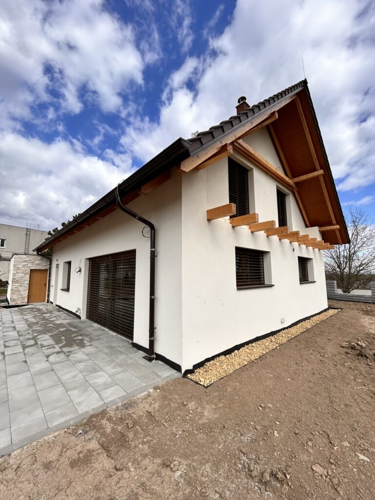 Rodinný dům s bílou fasádou a dřevěnými prvky