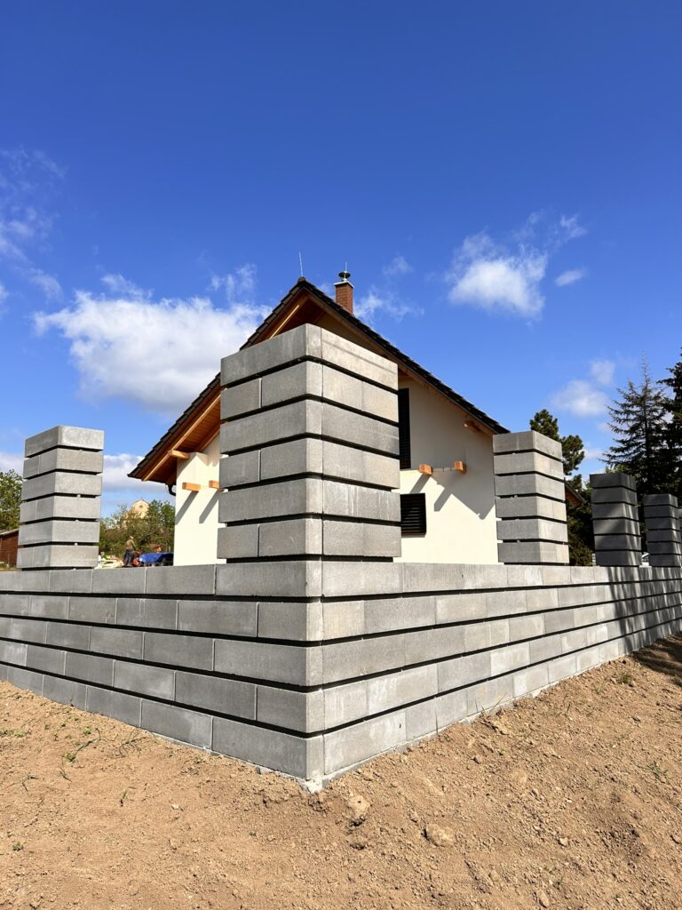 Detail sloupku a betonové podezdívky plotu