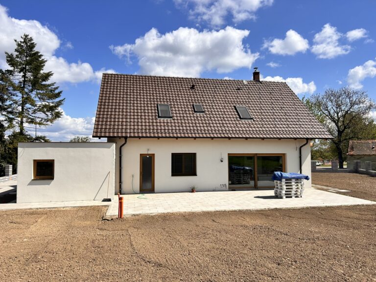 Zadní pohled na rodinný dům a zahradu
