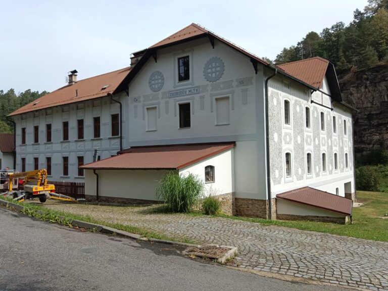 Čelní pohled na historickou budovu