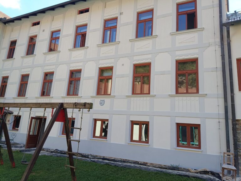 Detail oken a členění fasády historické budovy
