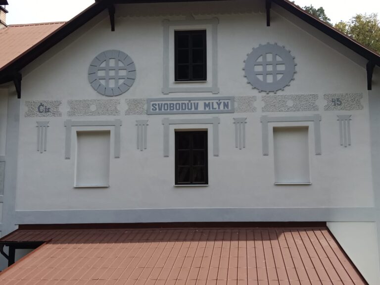 Štít budovy s dekorativními kruhovými prvky