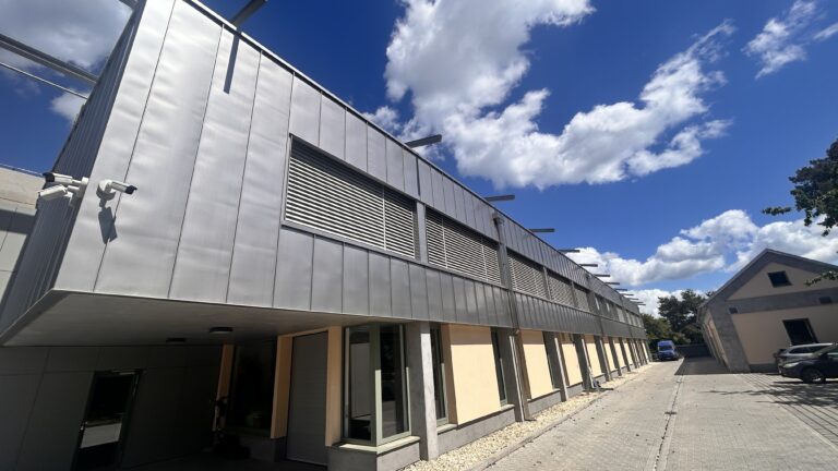 Kovové opláštění budovy a krytý průchod